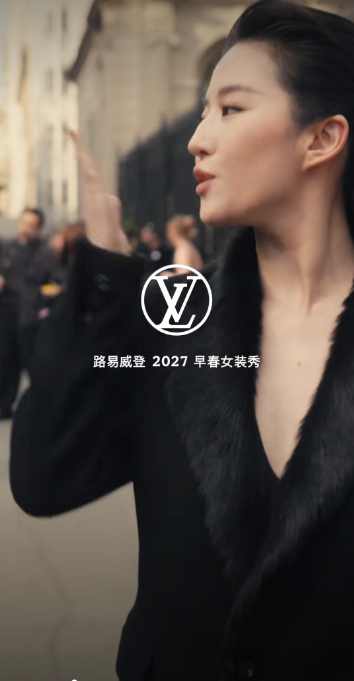 刘亦菲的飞吻很轻，像蝴蝶振翅，落在指尖，再随着她扬起的弧度，飞向喧嚣的人群。我仿