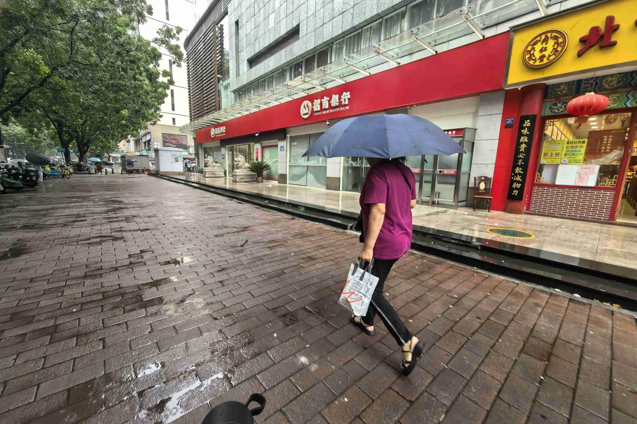 广州人，顶着台风去喝早茶
带定位晒今日生活
我的今日状态：😁轻松愉快
我这里的