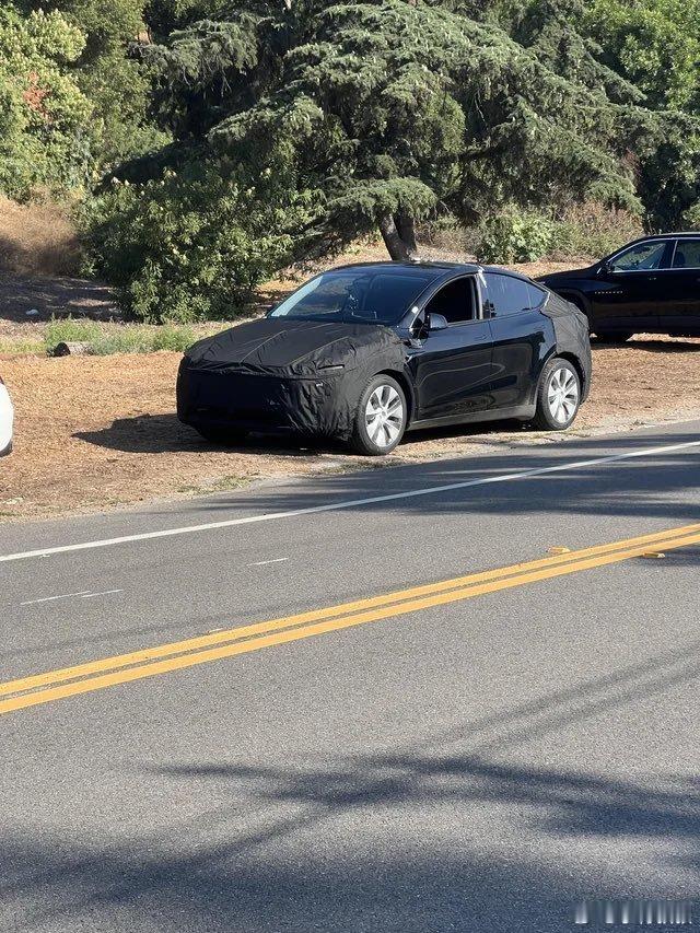 Model Y 焕新款原型车，首次被拍到！不过距离它真正上市还比较遥远，多方消息