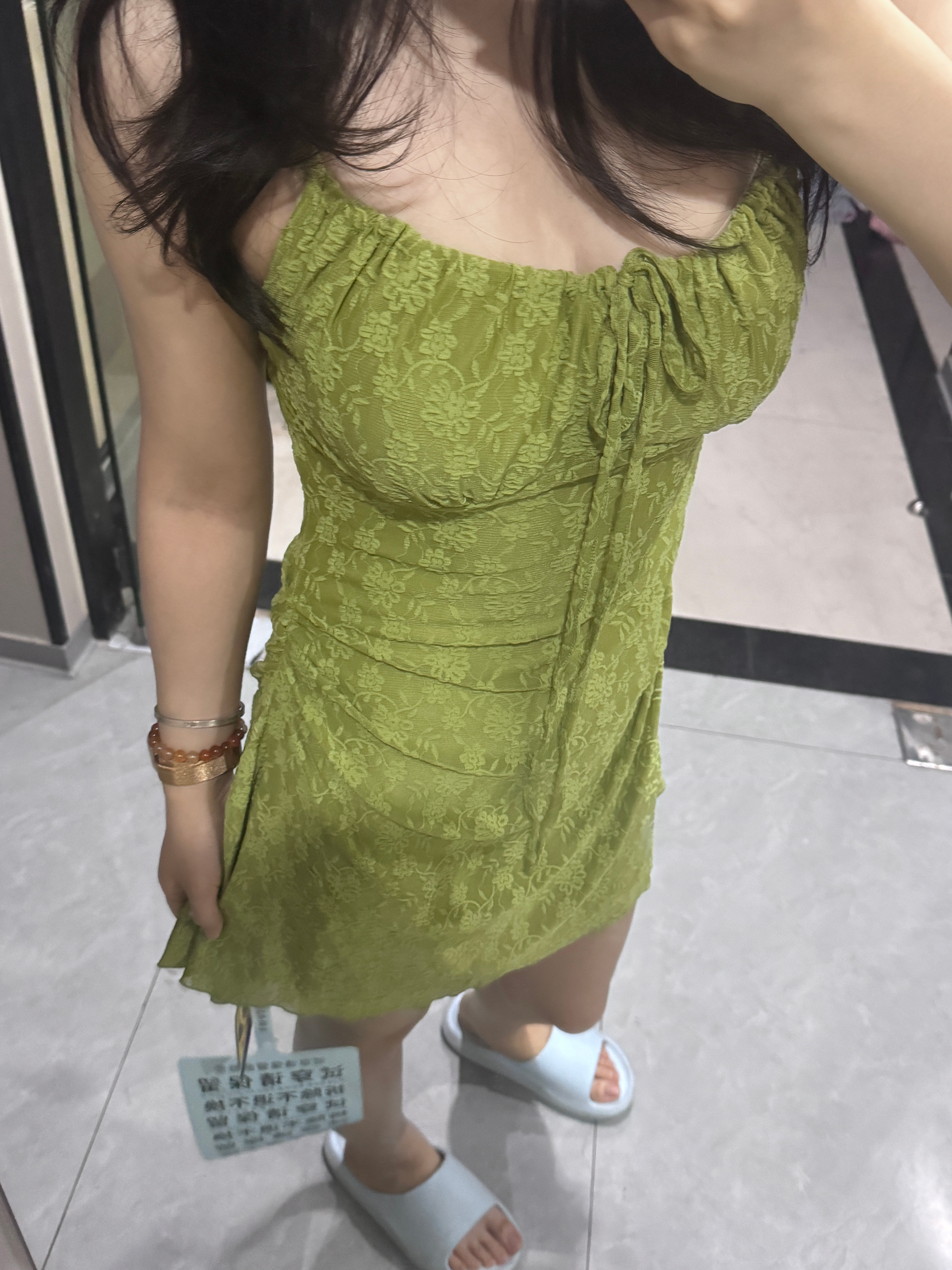 这个裙子好短..不知为何感觉有点穿不出这种短短的连衣裙了，但是半身裙就可以.. 