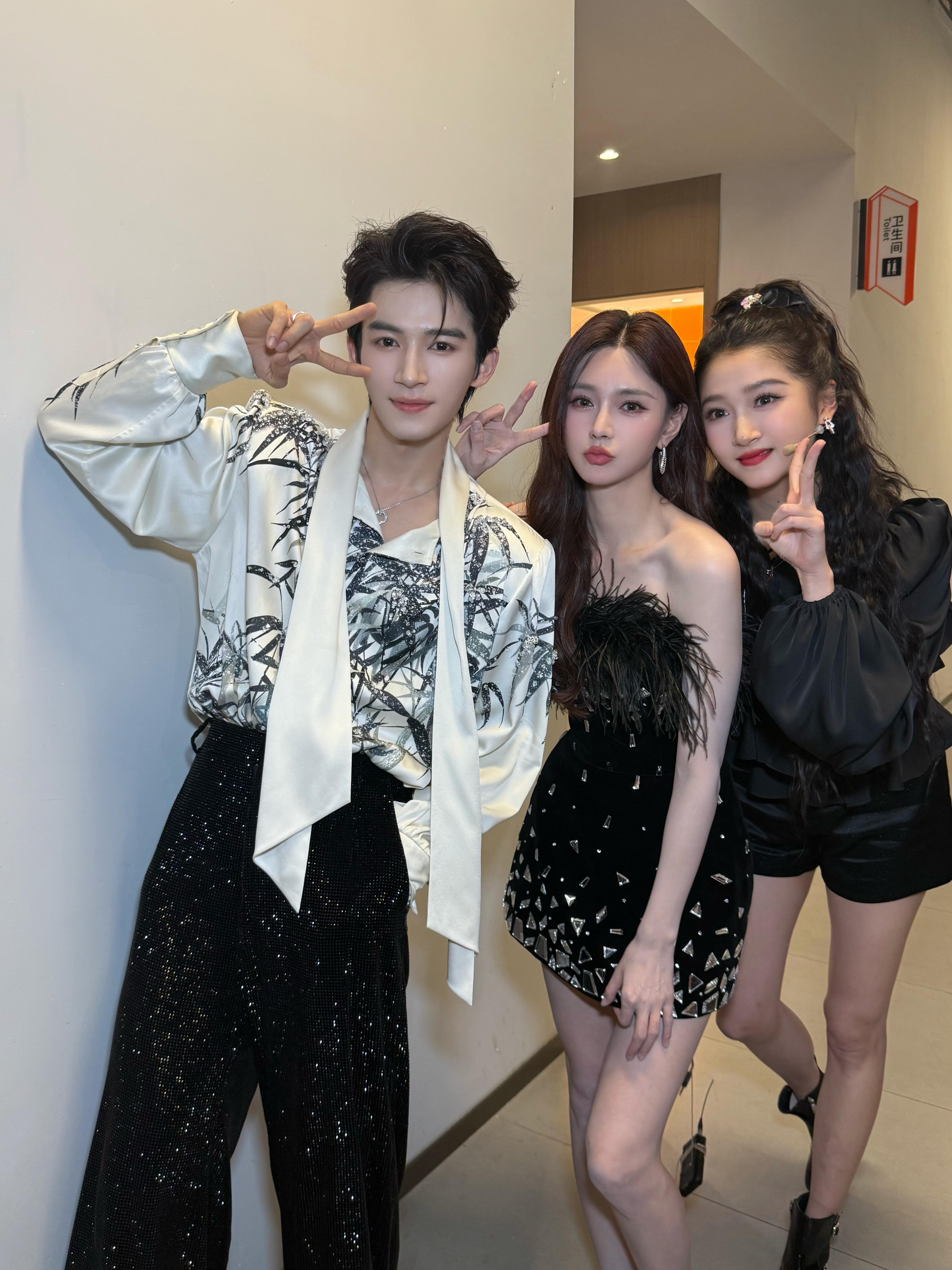 沈梦辰晒与王星越关晓彤合照，美女贴贴好有爱！ 