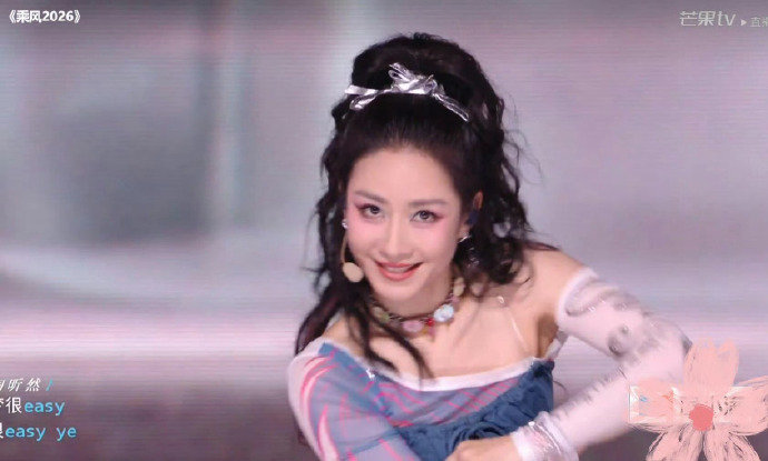 陶昕然撞脸大先生女儿 陶昕然与大先生女儿意外撞脸，两人都是甜飒甜酷的模样，气质适