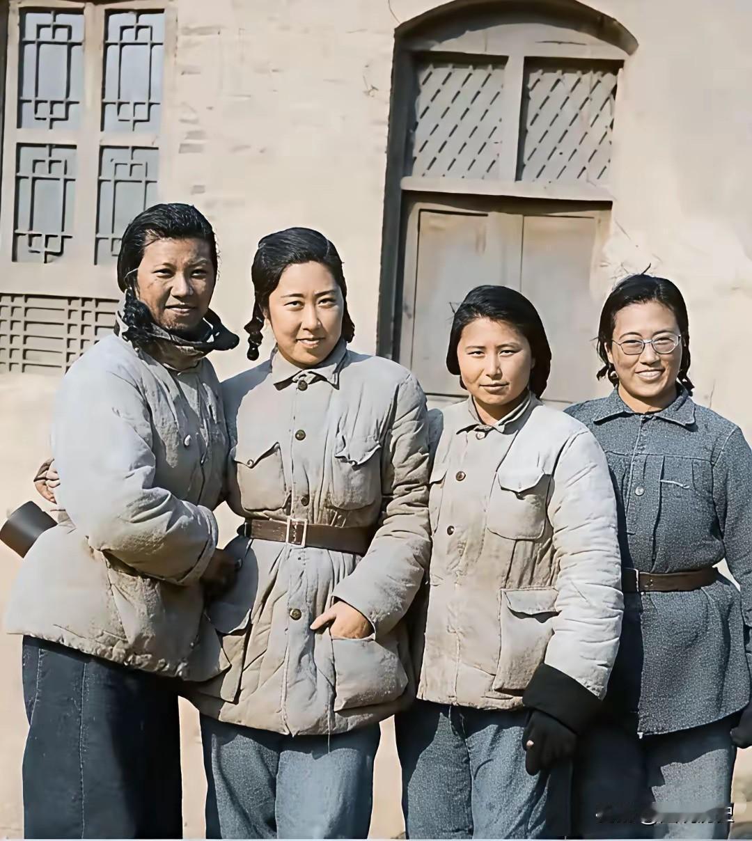 四十年代，在延安四位美女的一张珍贵合影，在当时她们被称之为是“延安四美”！她们的