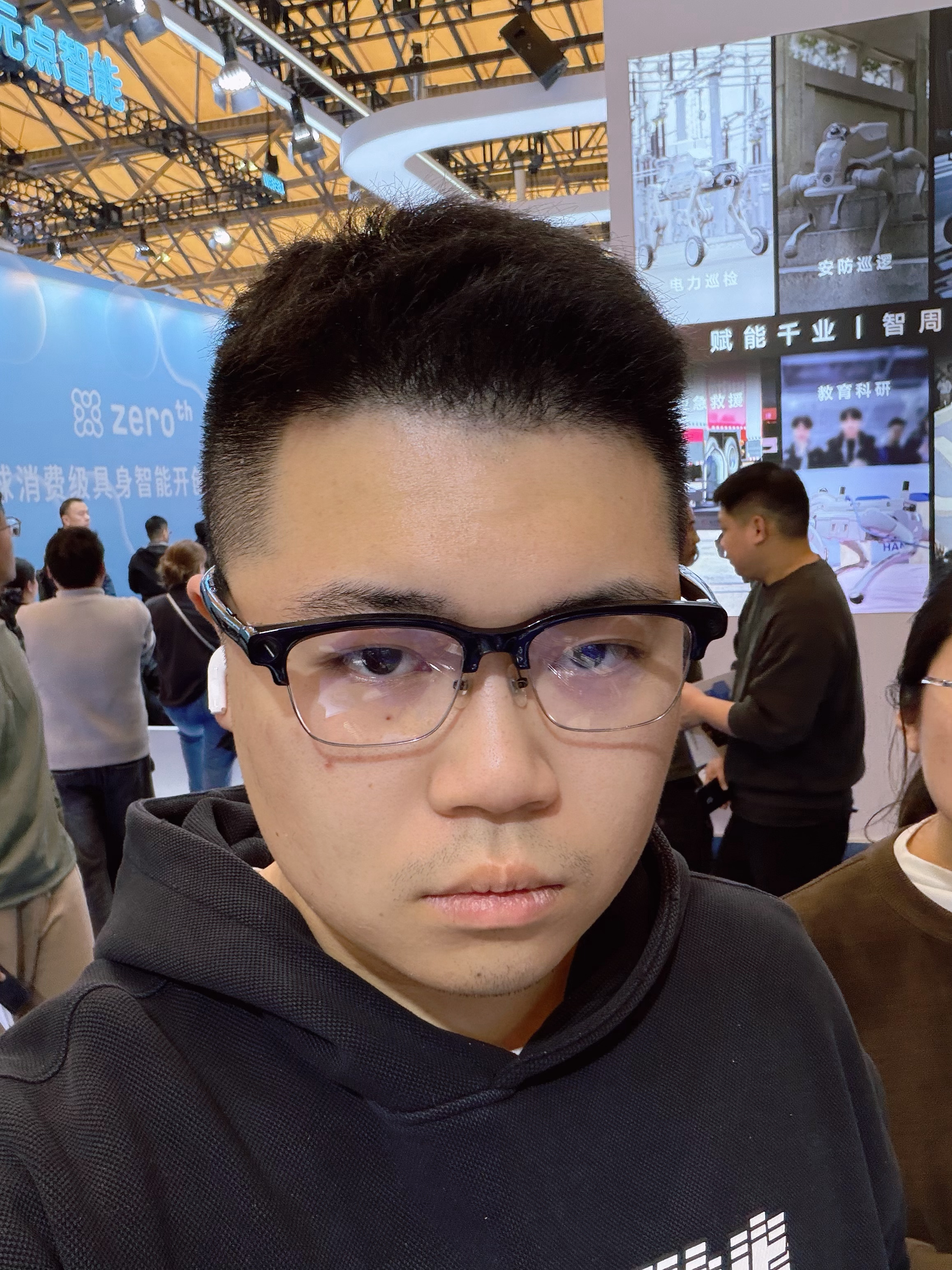 感觉千问的ai眼睛在头大的人脸上不太好看，我还是喜欢Livis