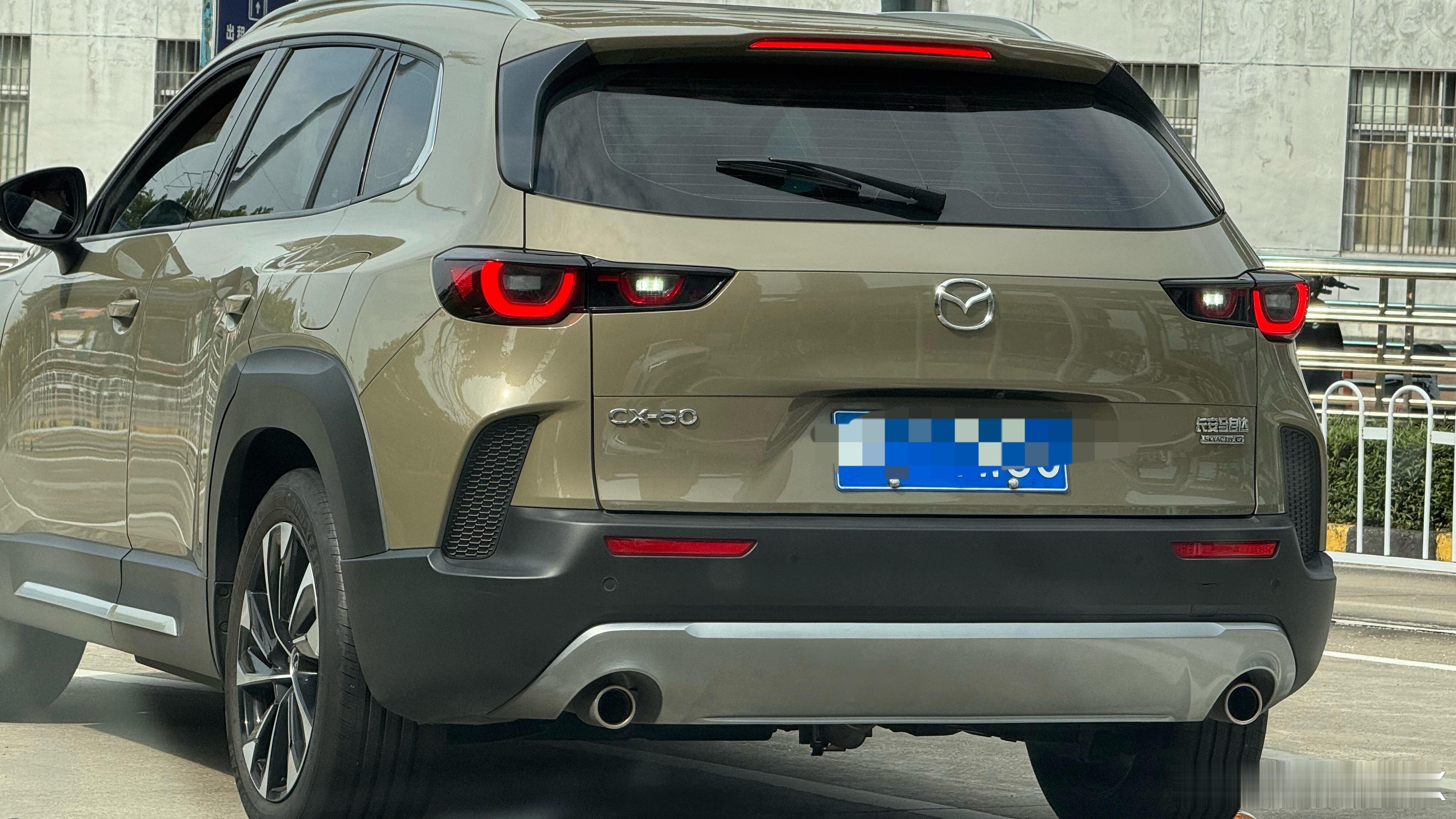 每次遇到马自达的新车我都觉得他们的设计是没得挑剔的…好看、好开，这两部份的情绪价