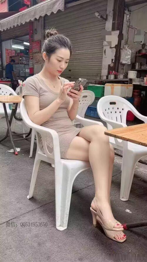 不必和过往较劲，不用为未知焦虑，接纳此刻所有情绪，允许起伏，允许遗憾。守住内心一