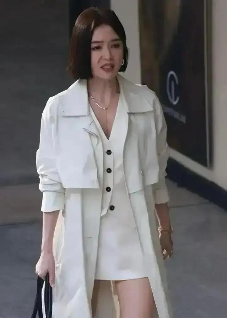 40岁。
她的脚背，三天卖空两次。
不是脸。
是脚。
广告片里，那道弧线锋利。