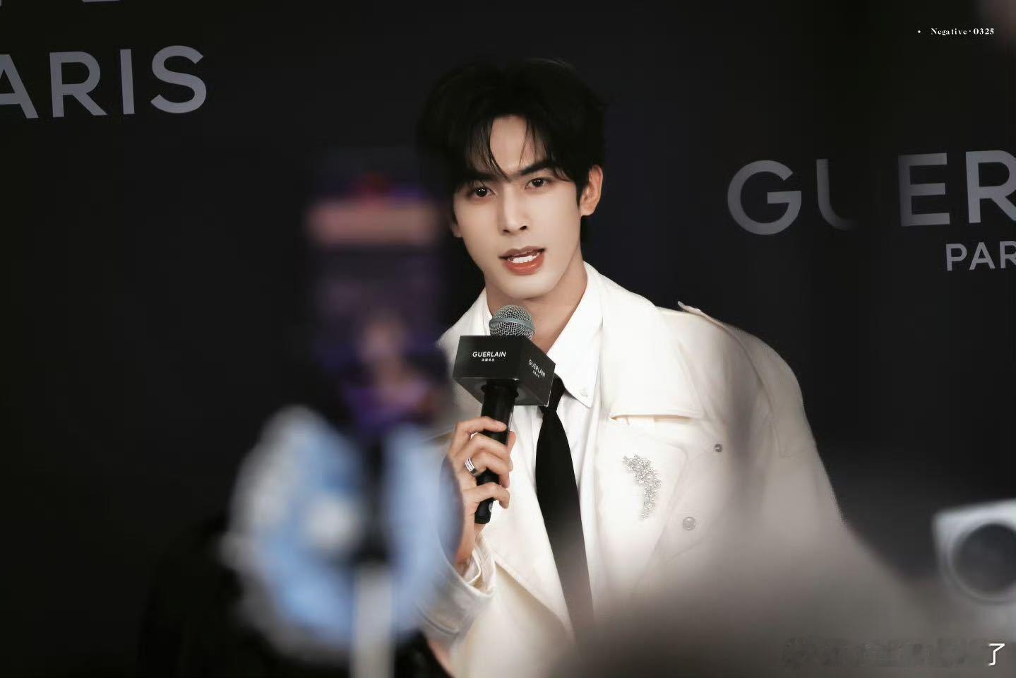 宋威龙白衬衫自拍宋威龙的自拍水平 看到他幽默回应拍照技术争议，更觉得可爱了！自拍