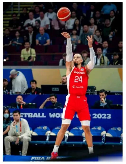 狄龙布鲁克斯今年世界杯8场比赛的数据表现！！！
对阵法国:12分4篮板1助攻。

