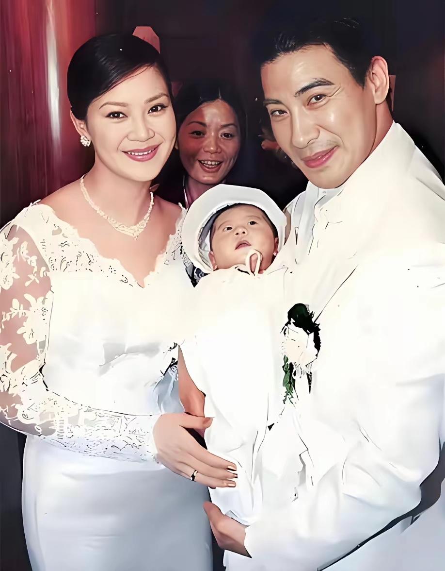 谁能想到，这张看似温馨的全家福背后，藏着“最美婉君”俞小凡最狗血的人生！

20