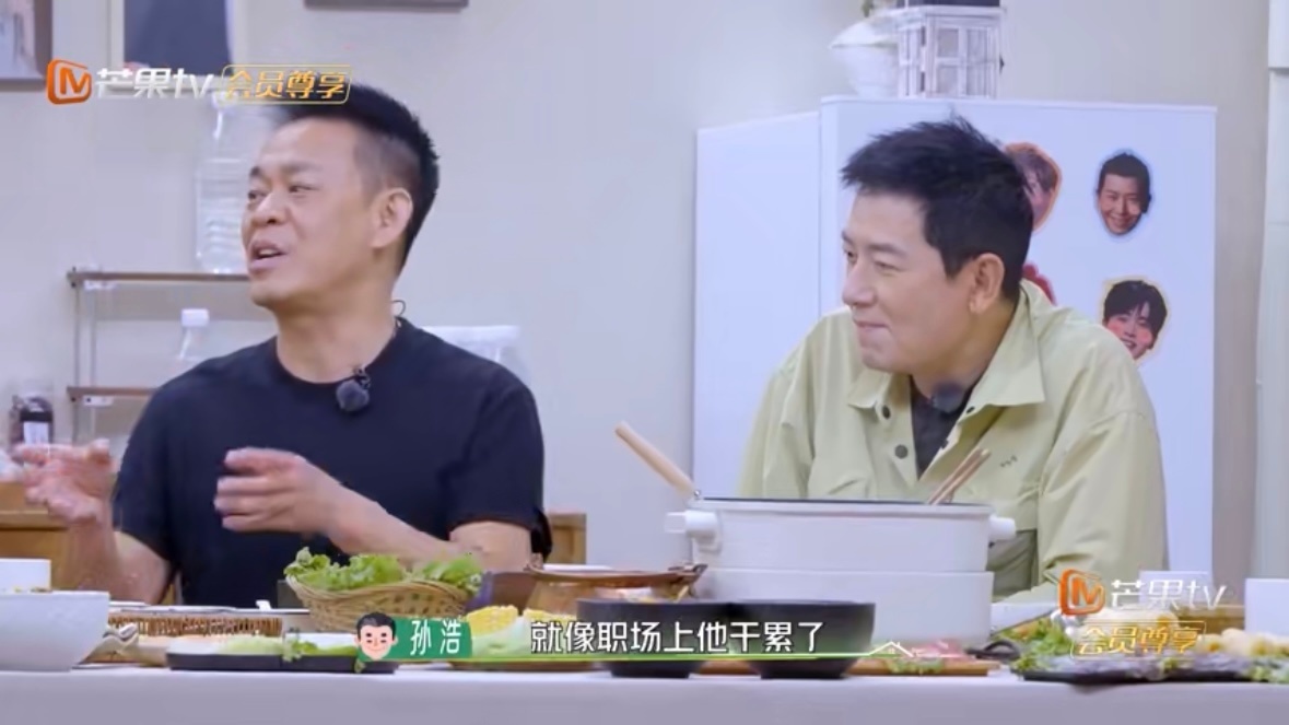 孙浩拍主角时被年轻导演斥责快乐老家 大热天穿着戏服本来就闷，孙浩问个走位还被年轻