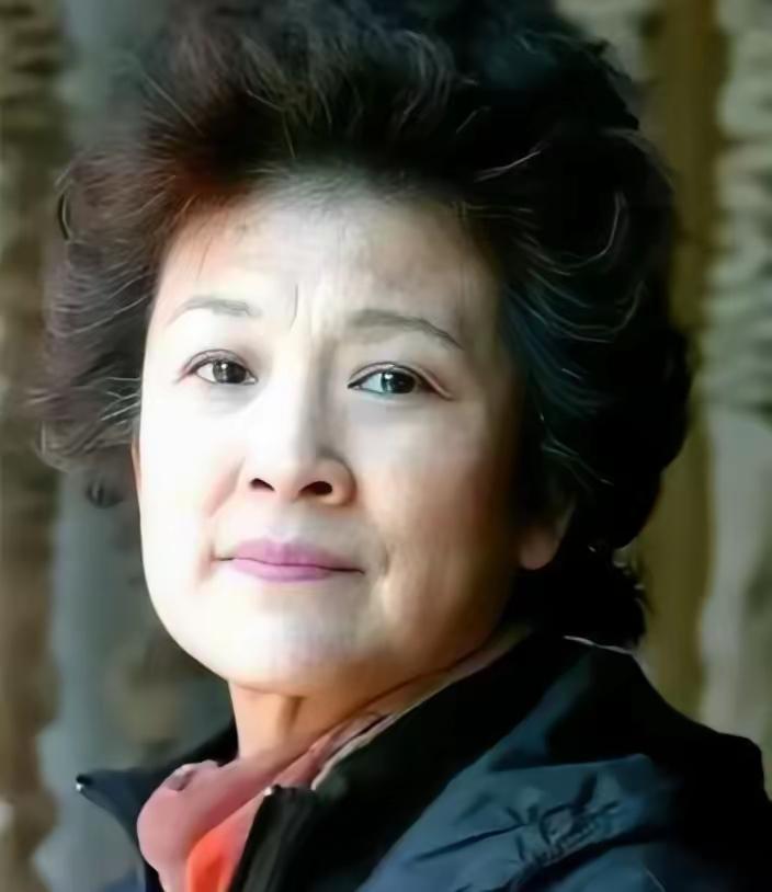 61岁的宋春丽和丈夫坚持丁克三十几年，直到2012年一天，好友邓婕到宋春丽家中做