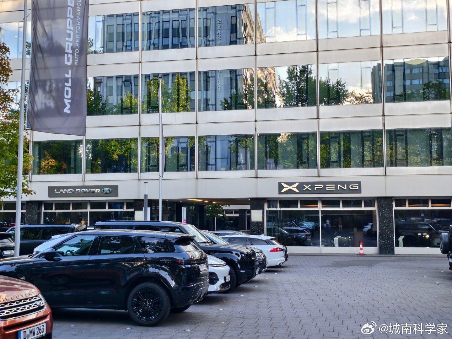 德国人: 不怕兄弟过的苦，就怕兄弟开小鹏…小鹏店面更大，力压虎哥。国产新能源车开