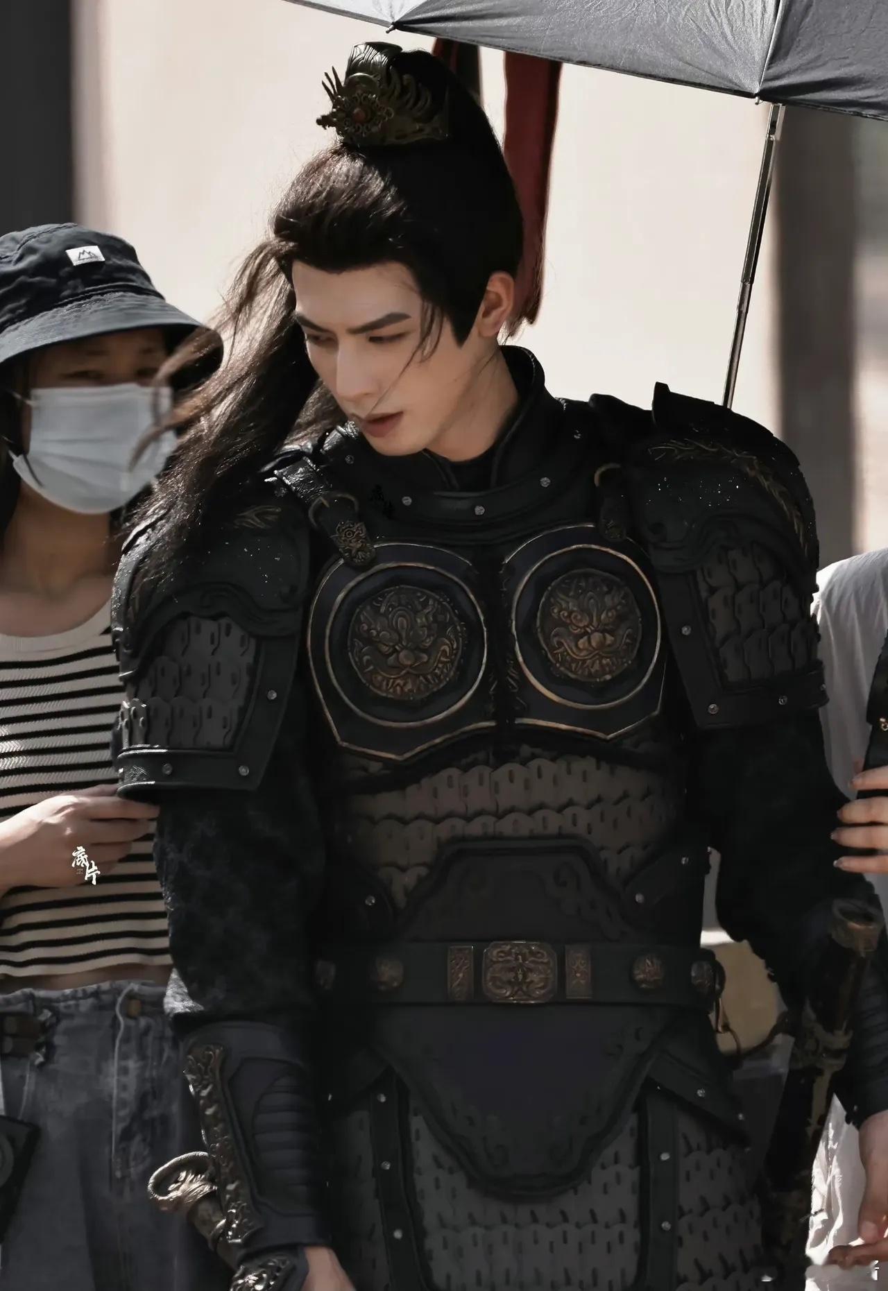 宋威龙《韶华若锦》高马尾盔甲路透图 ​​​