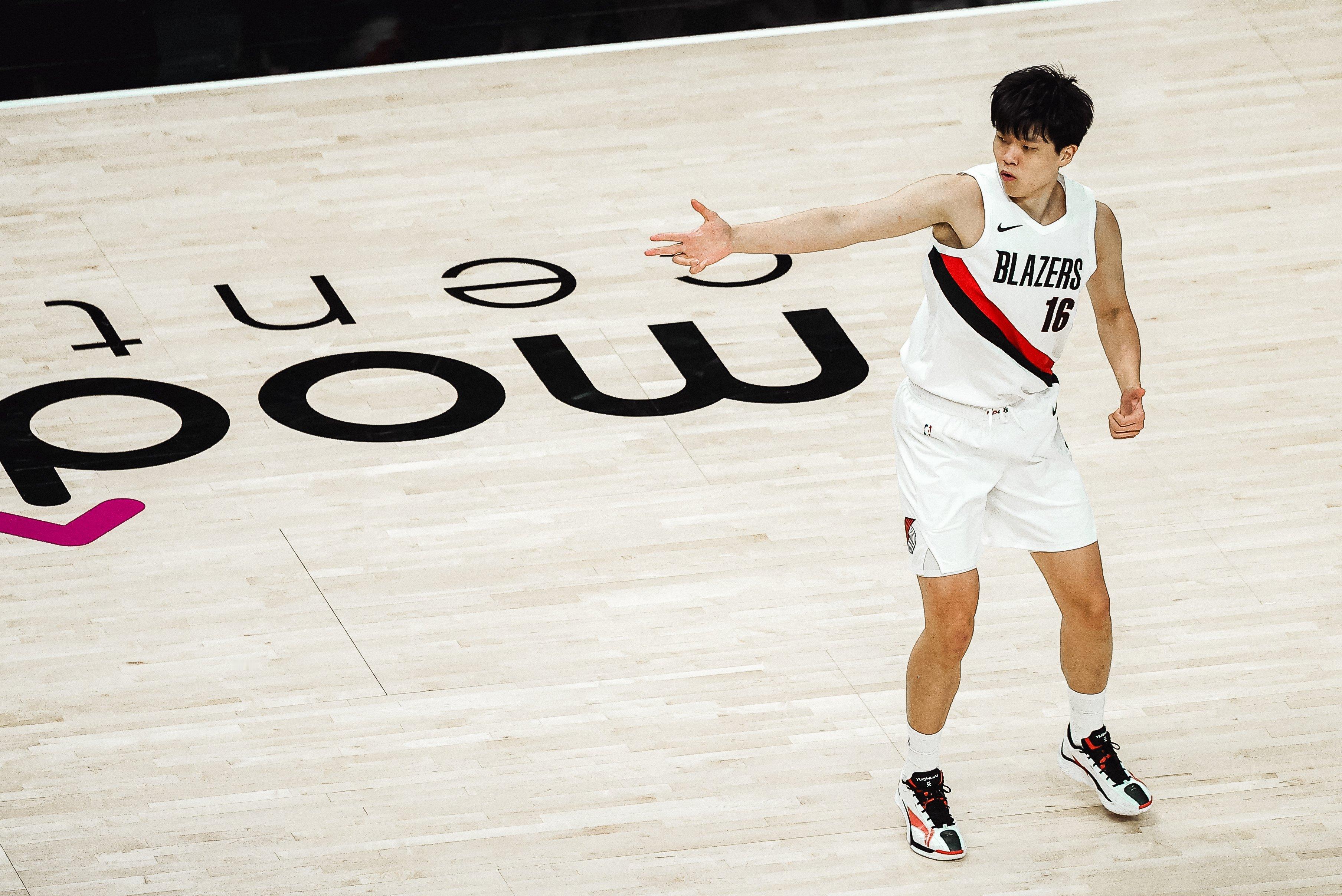 开拓者半场57-47领先火箭，杨瀚森命中一个三分nba