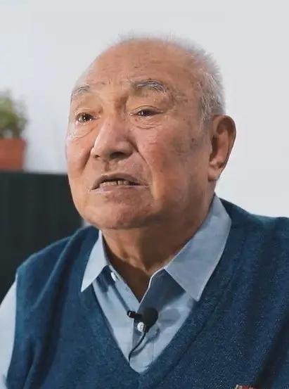 薛英杰是47军卫生队的普通军医，1951年上战场时才24岁，没立过功，也没留下照