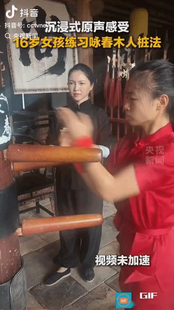 “上央视新闻了!” 福建莆田，一名16岁女孩正在练习“咏春木人桩法”，师母在一旁
