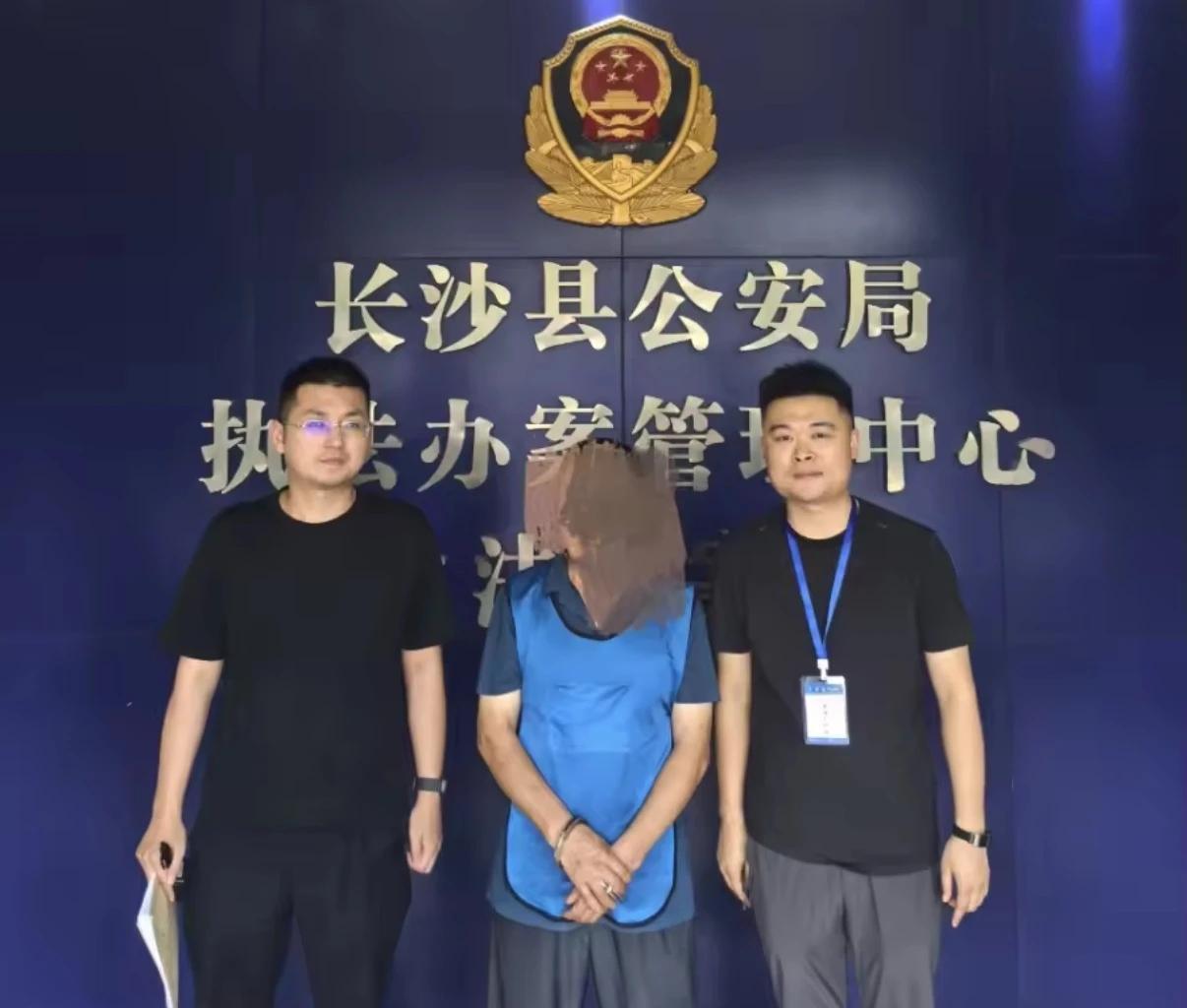 湖南省长沙县黄兴镇一小区，有住户经常从楼上往下扔生活垃圾，差点砸到过路居民。
之