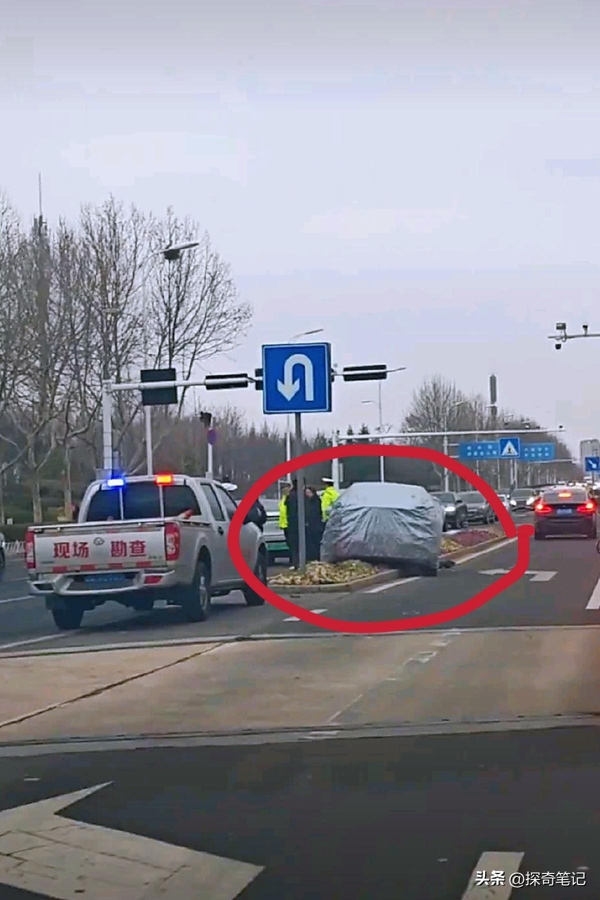 这是一辆什么车？事故发生后，第一时间赶到现场的不是交警，而是一块遮羞布。这种做法