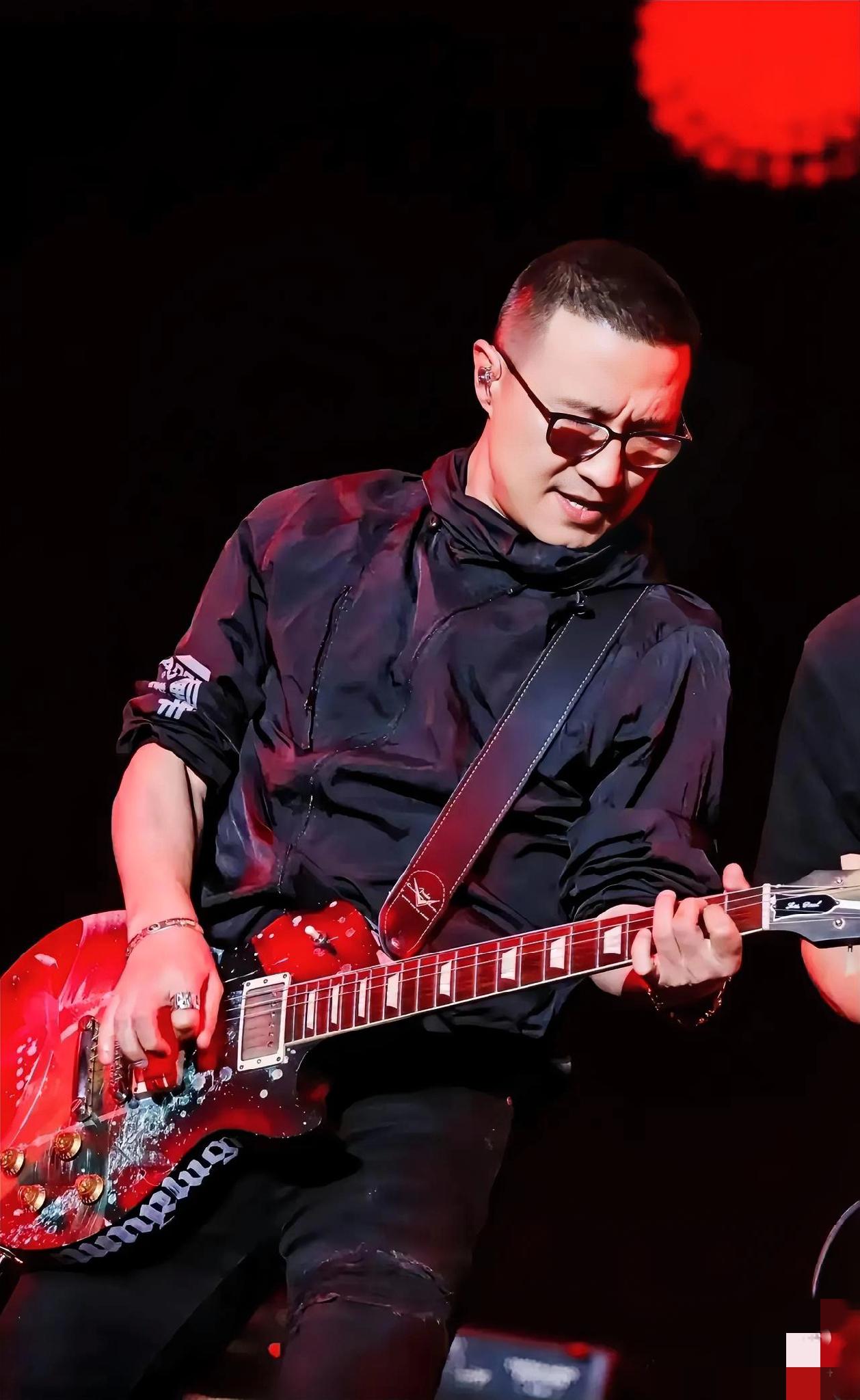 汪峰唱歌跑调，跑到自己都笑了！真的是跑到姥姥家了，哪怕不是高音部分。有人说他唱歌