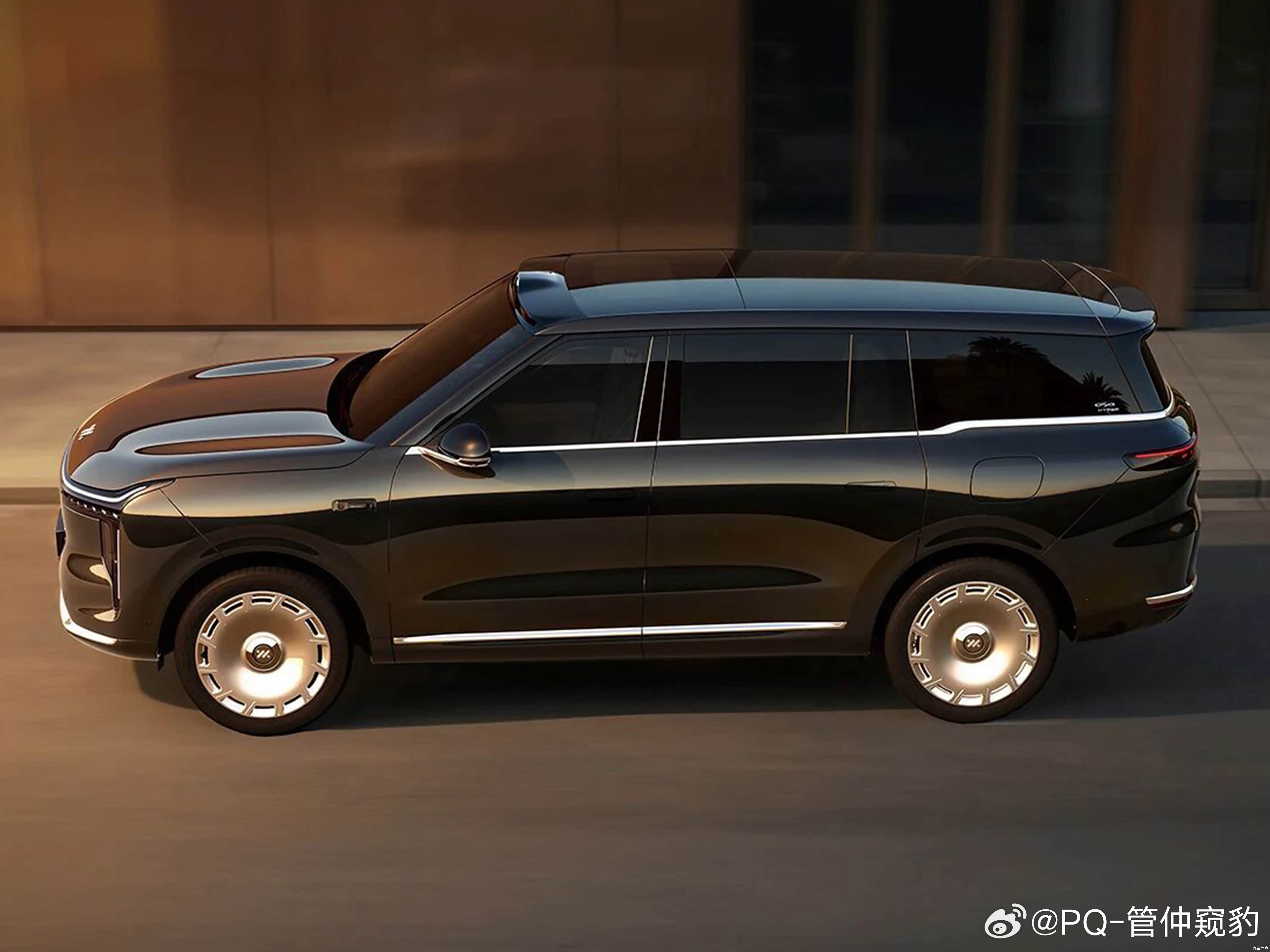 智己LS8 C柱造型很特别也算保留了LS9 Z字型水切但是更特背更年轻更运动线控