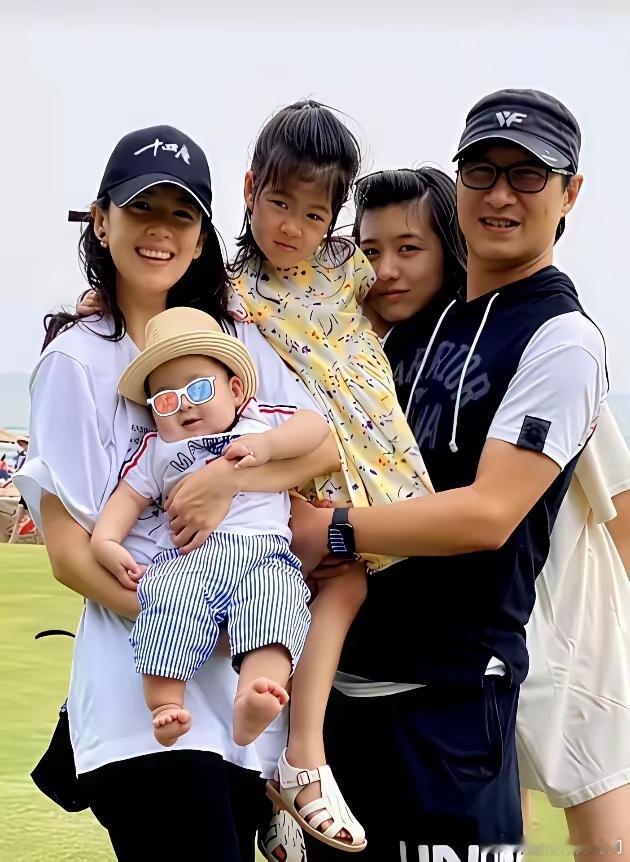 章子怡从汪峰处要回8岁女儿醒醒，非“抢”而是因汪峰身边有小苹果等其他孩子且巡演忙