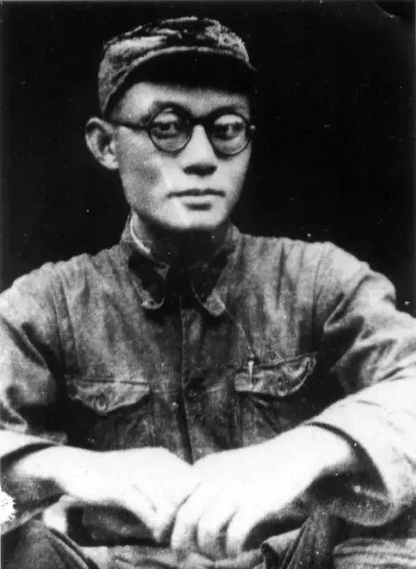 1955年，农民杨大发和妻子吵架。突然，妻子大喊："小心我把你的黑历史说出来，现