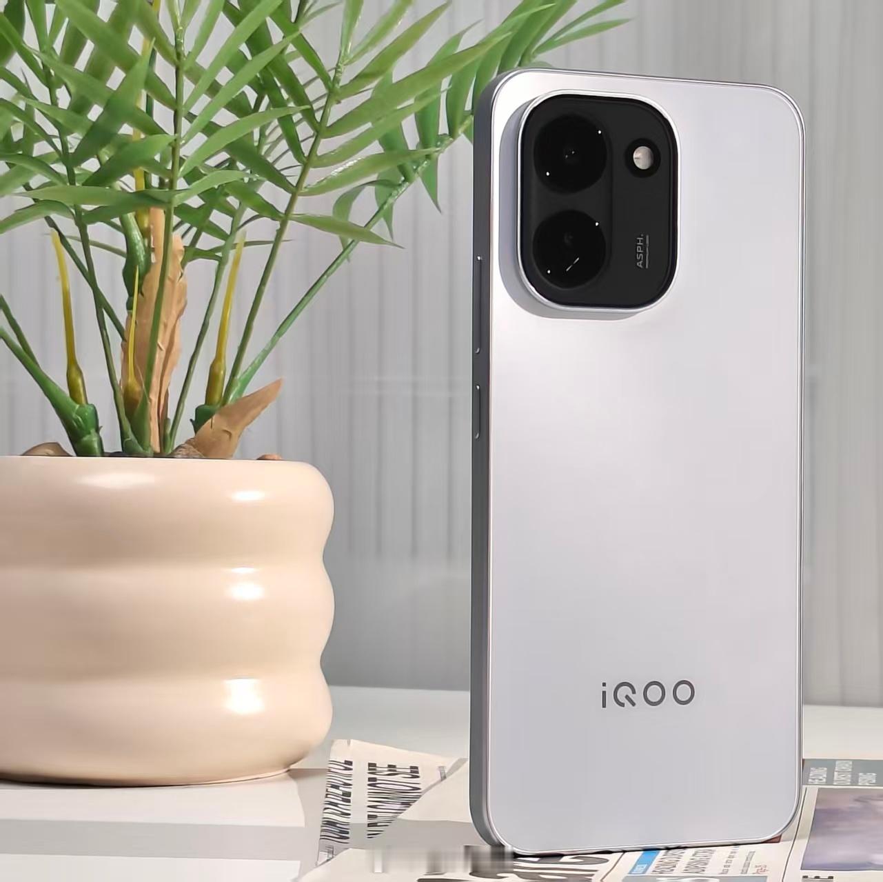 生活手记 游戏手机有这样的质感，iQOO Z11确实不错~