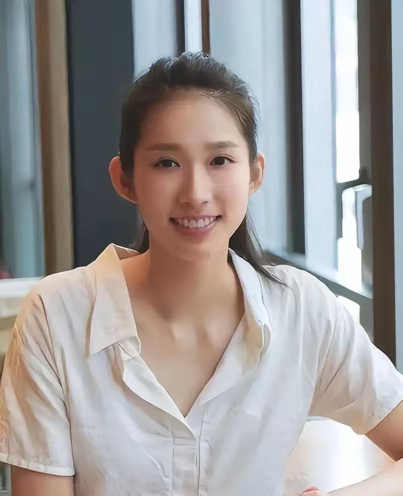 你知道吗？网上最近有个特别火的姑娘，叫江旻憓。人长得好看，学历又高，情商也在线，