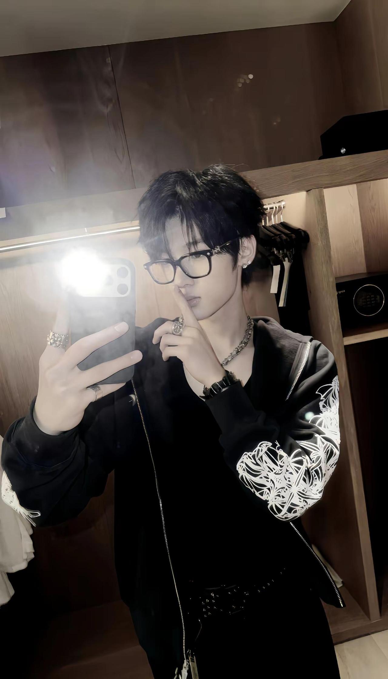 从不介意被监视因为我的完美值得反复品鉴。张峻豪穿搭