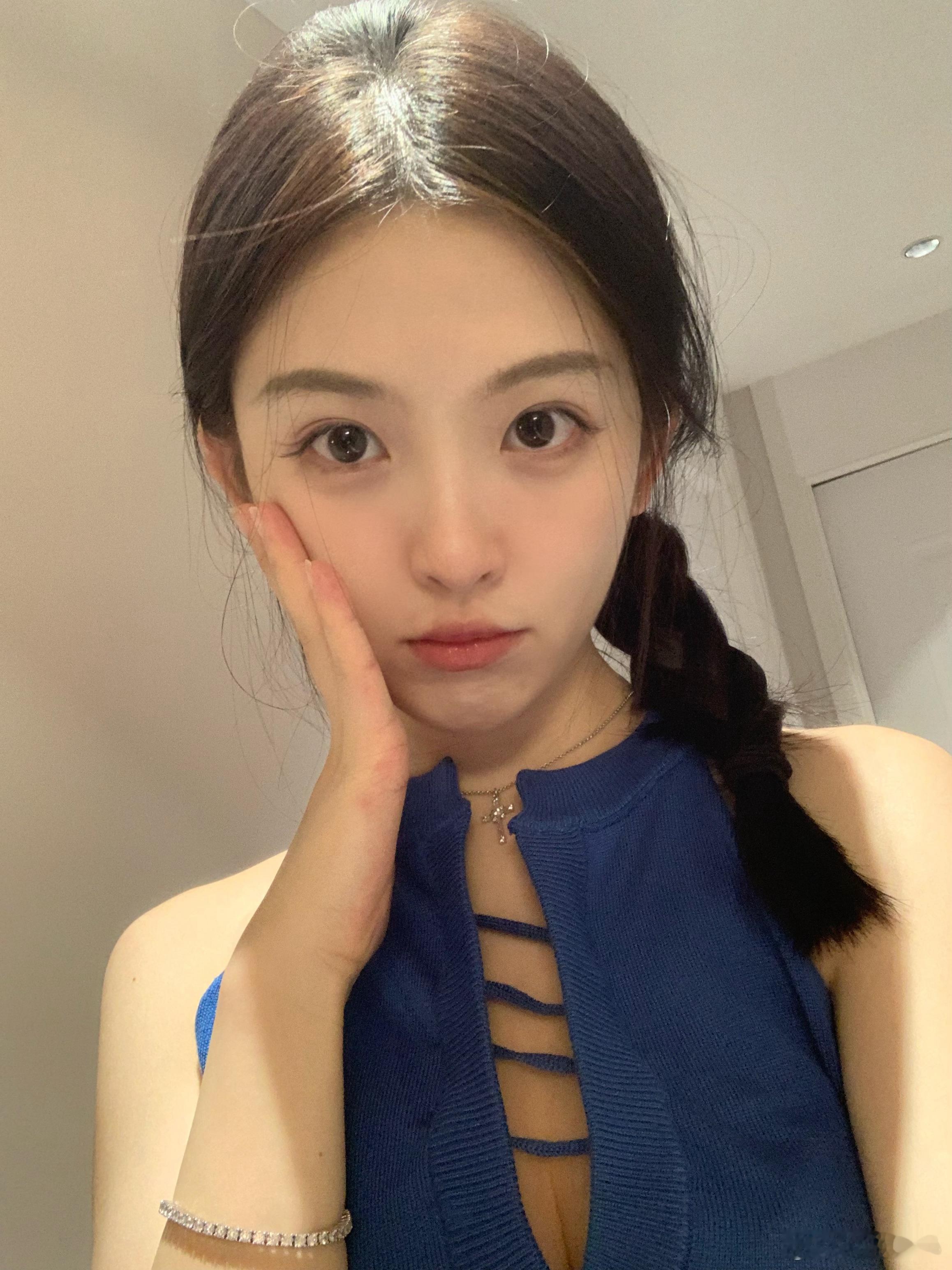 晚睡的人有美女看哈哈哈哈 ​​​