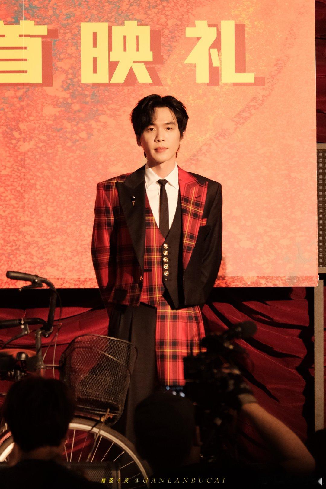 #张若昀 人尴尬的时候会假装很忙#这反差感真的也太可爱了吧，果然尴尬的时候大家都