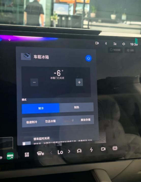 夏天开车，随时有冰镇饮料的幸福，谁懂？ 
夏天开车出门在外最难受的就是，带的饮料