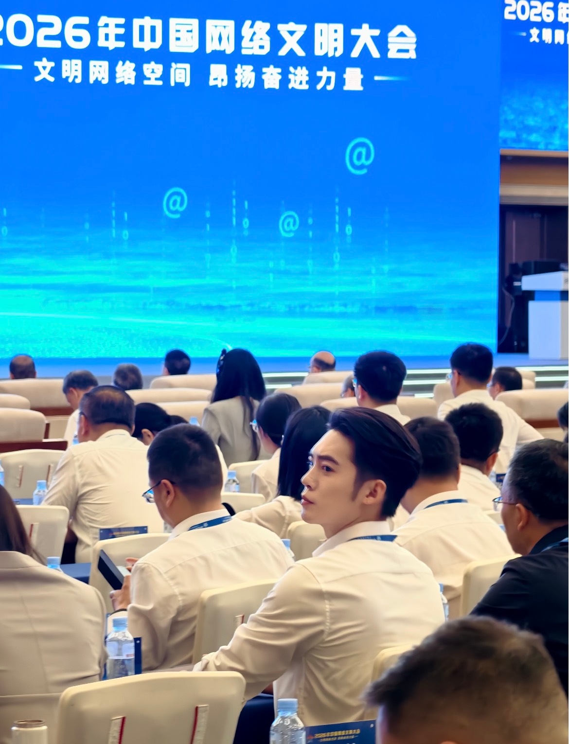 急需闪现南宁！！于适也太帅了吧于适现身中国网络文明大会于适大背头白衬衫造型