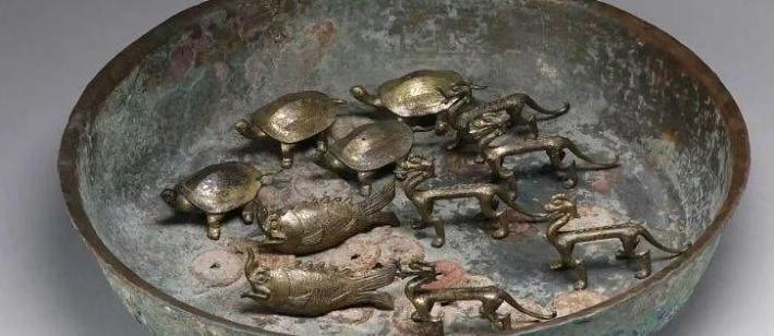 谁能想到，在西安东郊挖出的一座千年唐墓里，考古队掀开棺床底下的土层，竟然找出了一