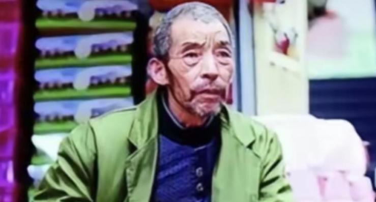 武汉街头，一个煎饼摊主捡到了2个女婴，他终生未娶，20年后，女儿们成了博士和军医