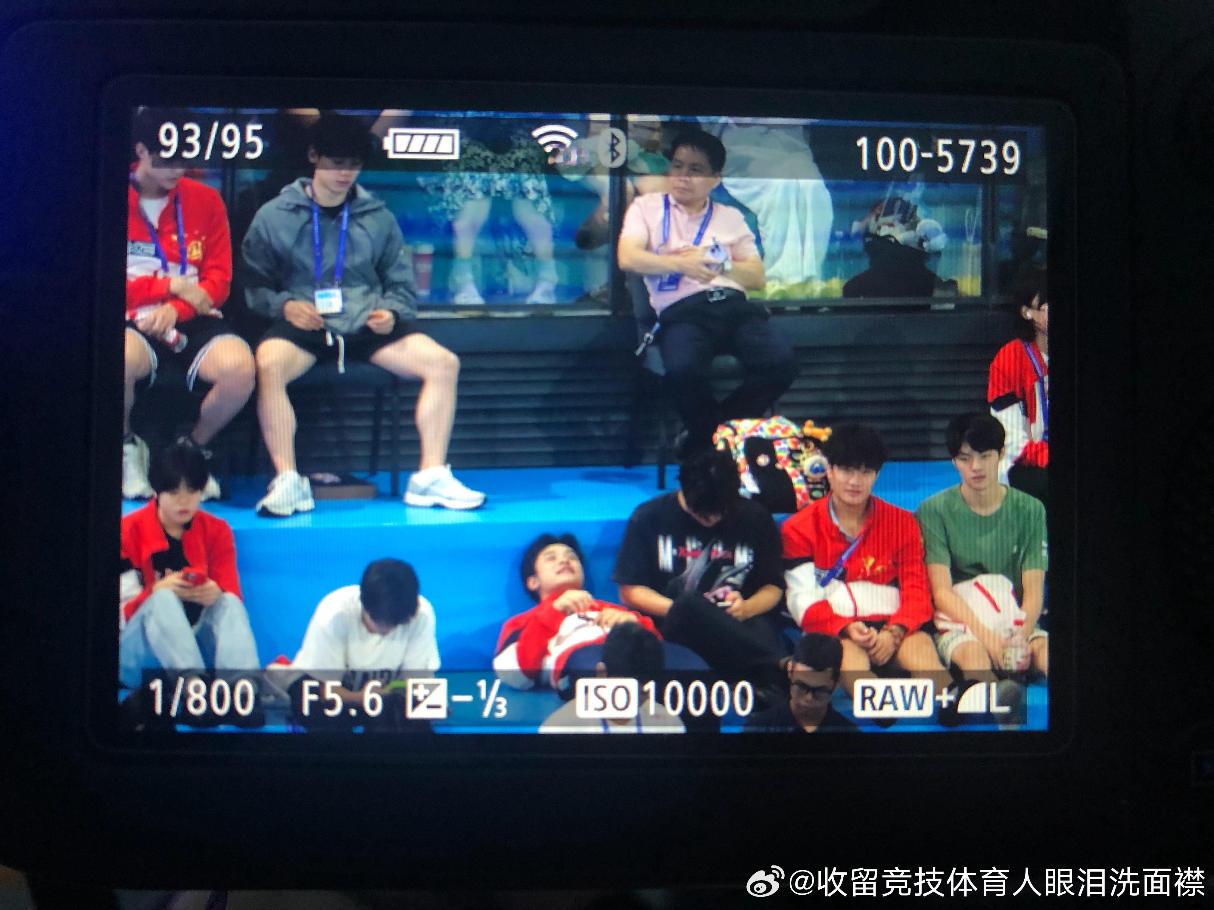 这里有个泡躺下了….什么大孩子带着小孩子即视感….（上辈子这种黑色大短袖一定是救