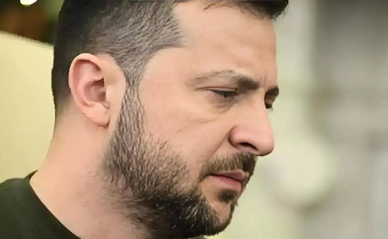 红军城这场仗简直魔幻到离谱！俄军16万精锐把数千名乌军死死困在断壁残垣里，连只苍