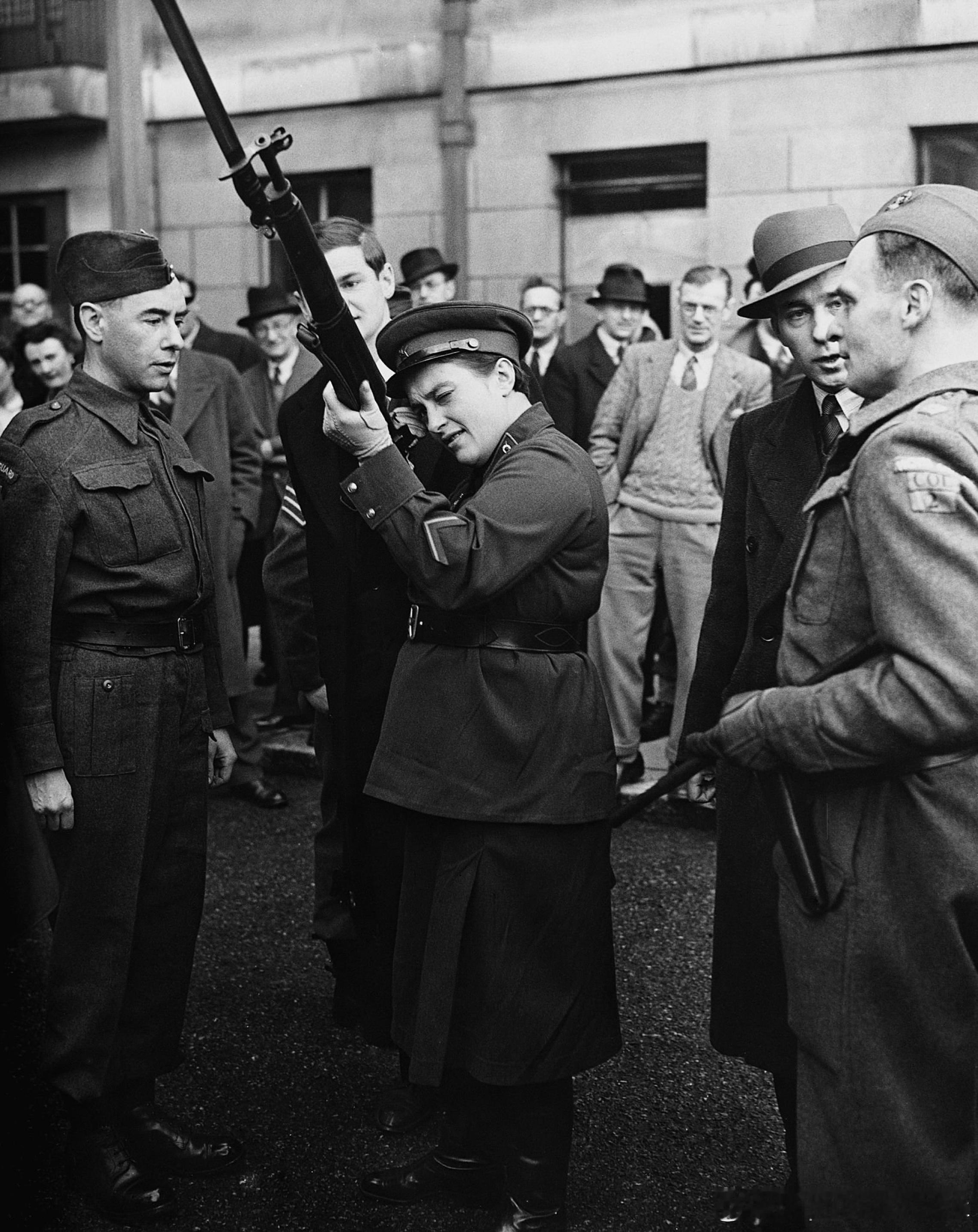 1942年11月苏军著名女狙击手Людмила Михайловна Павли