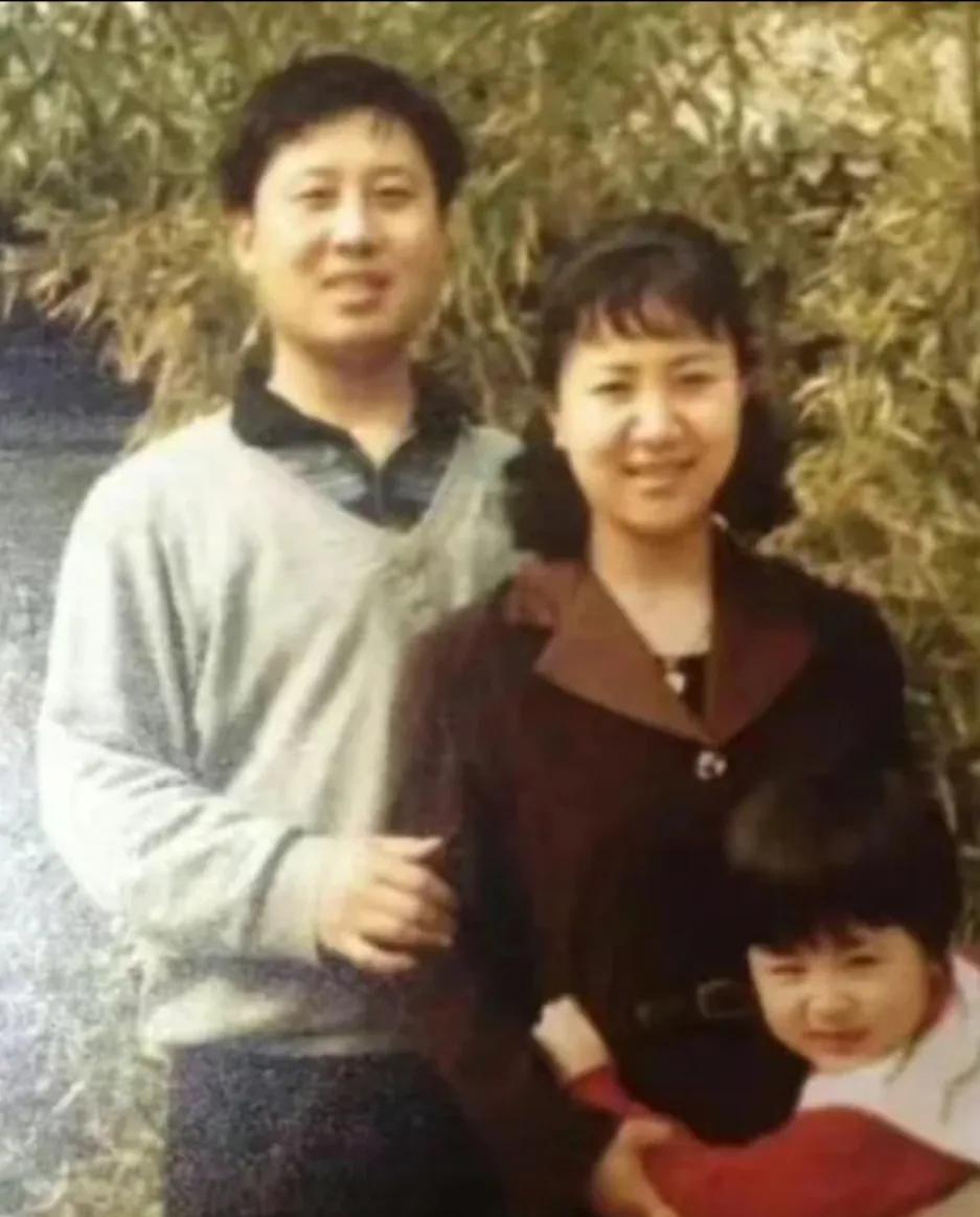 杨紫和爸爸妈妈的照片，杨紫妈妈好漂亮，杨紫像妈妈好可爱啊，妈妈和爸爸也还像。三人