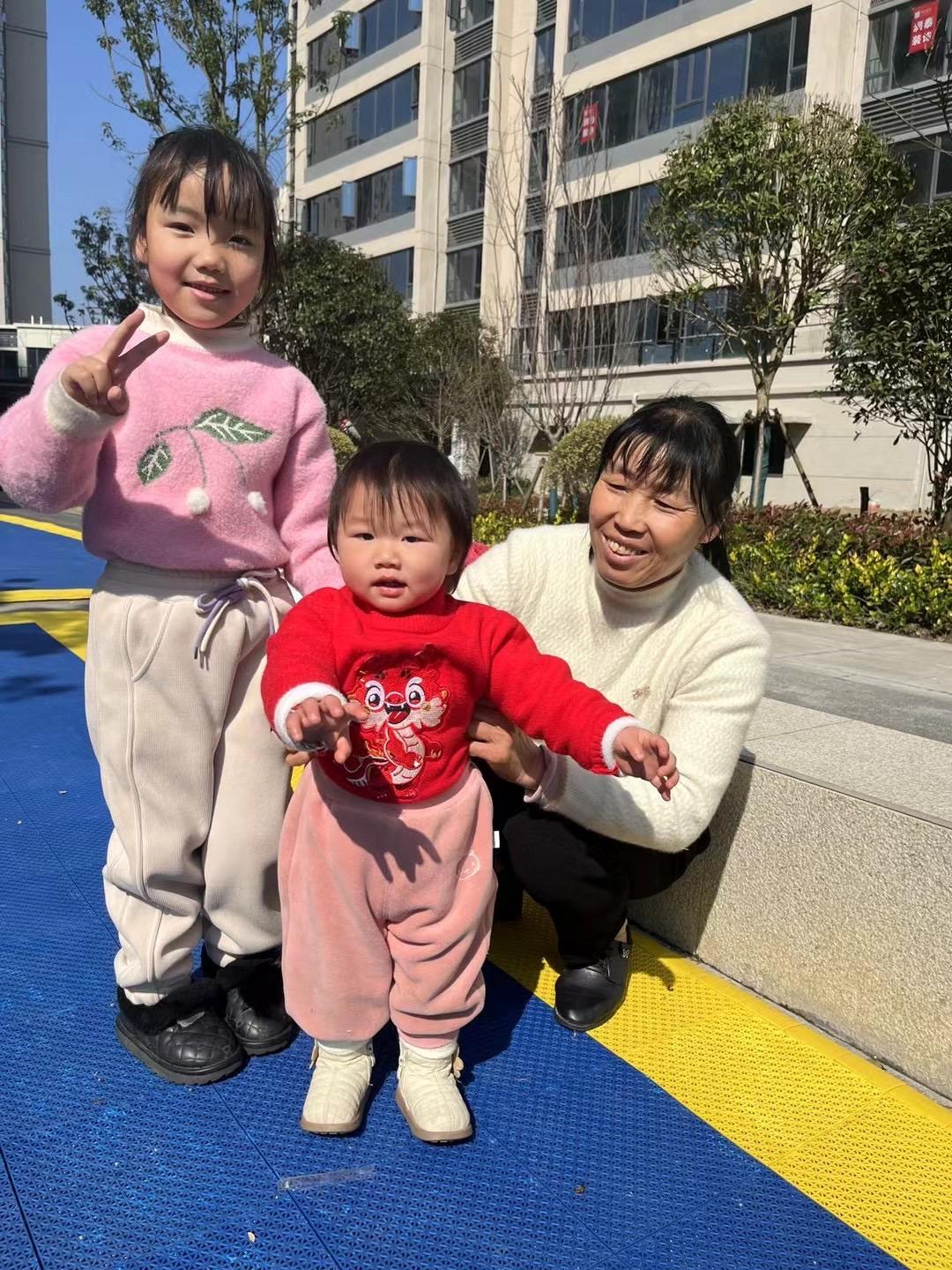 玫瑰花填不饱肚子 早安晚安感动不了成年人 再讲一万遍 爱是转账 是有车有房 恋爱