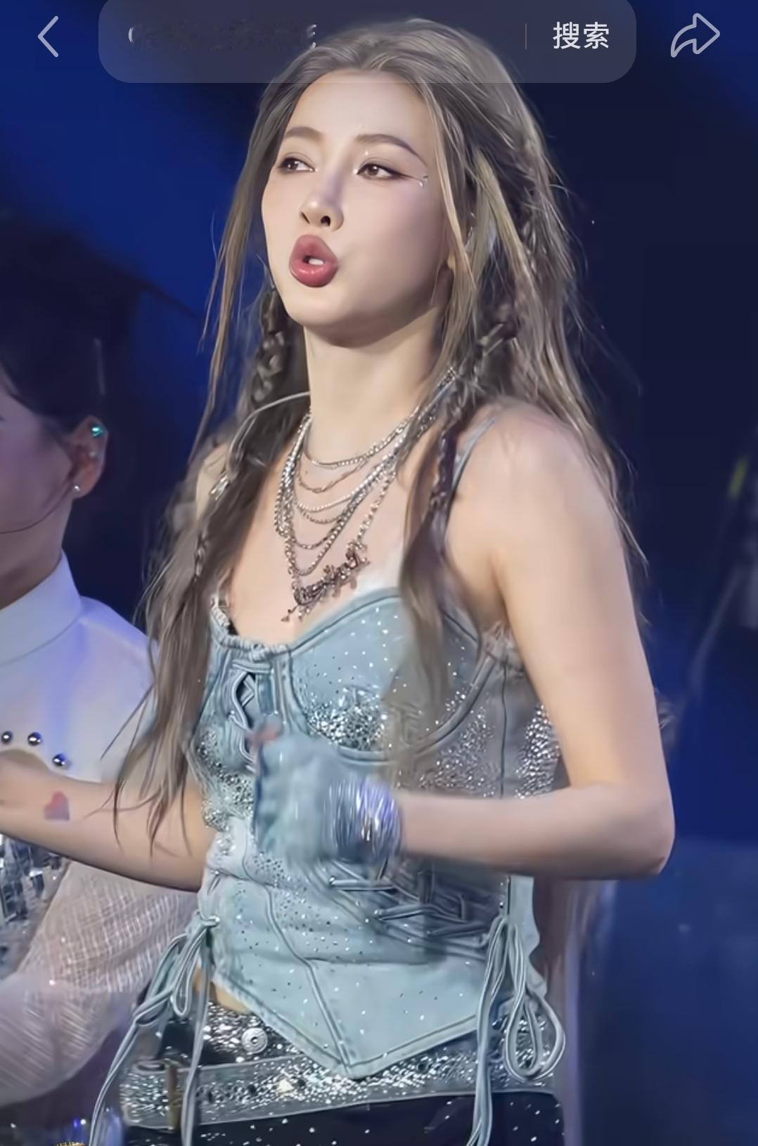 这长相和颜值在歌手里颜值算顶级了，整个娱乐圈里这颜值也不差！
只是人家结婚很多年