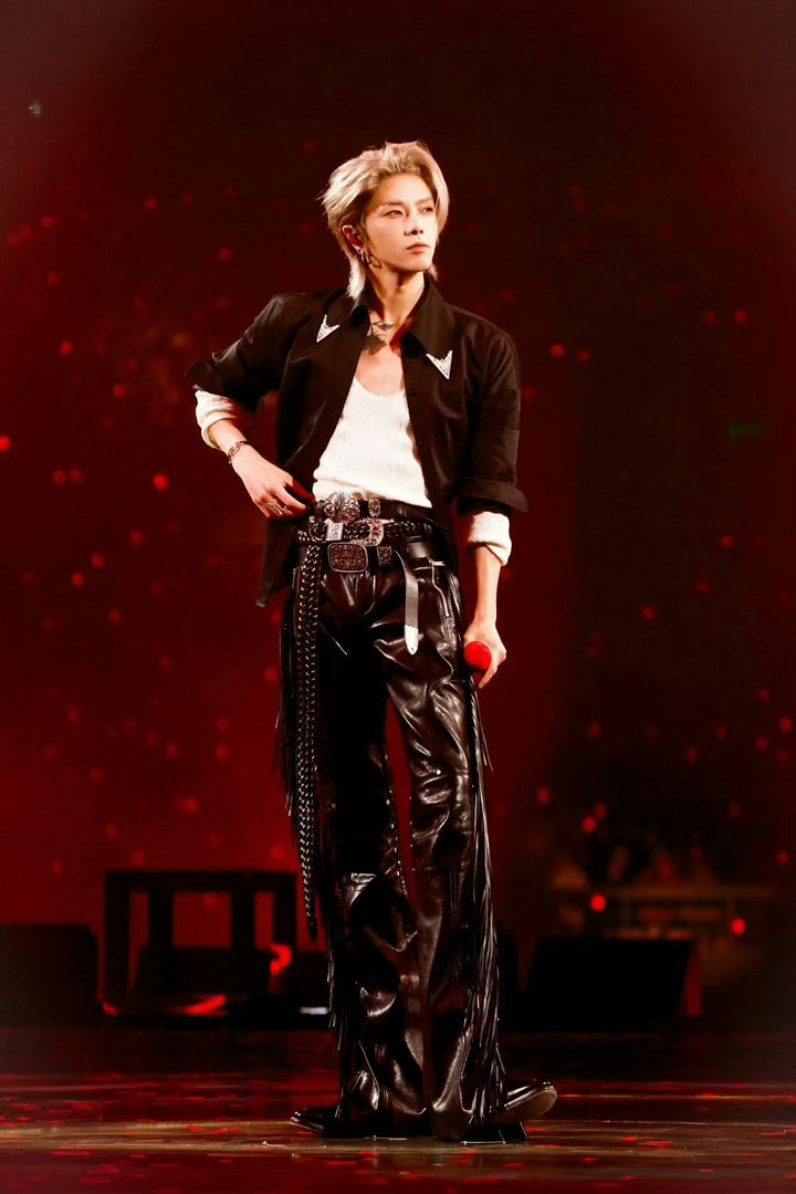 华晨宇演唱会开场放烟花恰逢中秋佳节，华晨宇南京火星演唱会以漫天烟花揭开序幕，这份