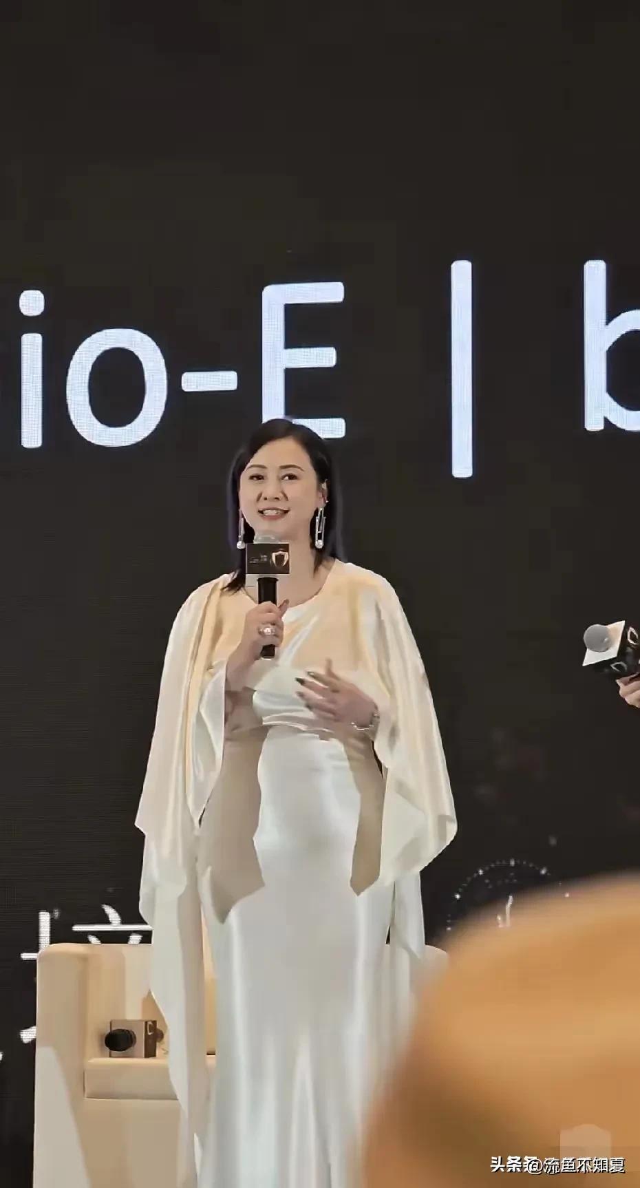 翁虹最近参加活动，穿了一身白裙子，看着是比以前圆润了些。

不过她都57了，人到