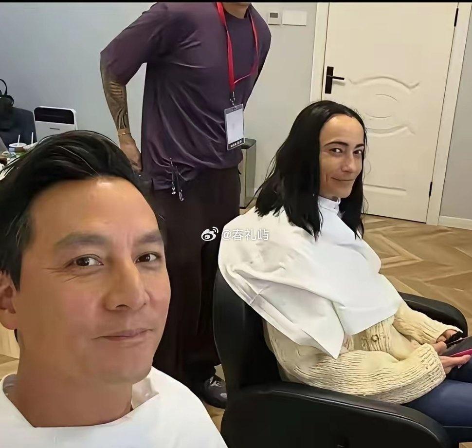 吴彦祖和老婆同框乍一看还以为是双胞胎 ​​​