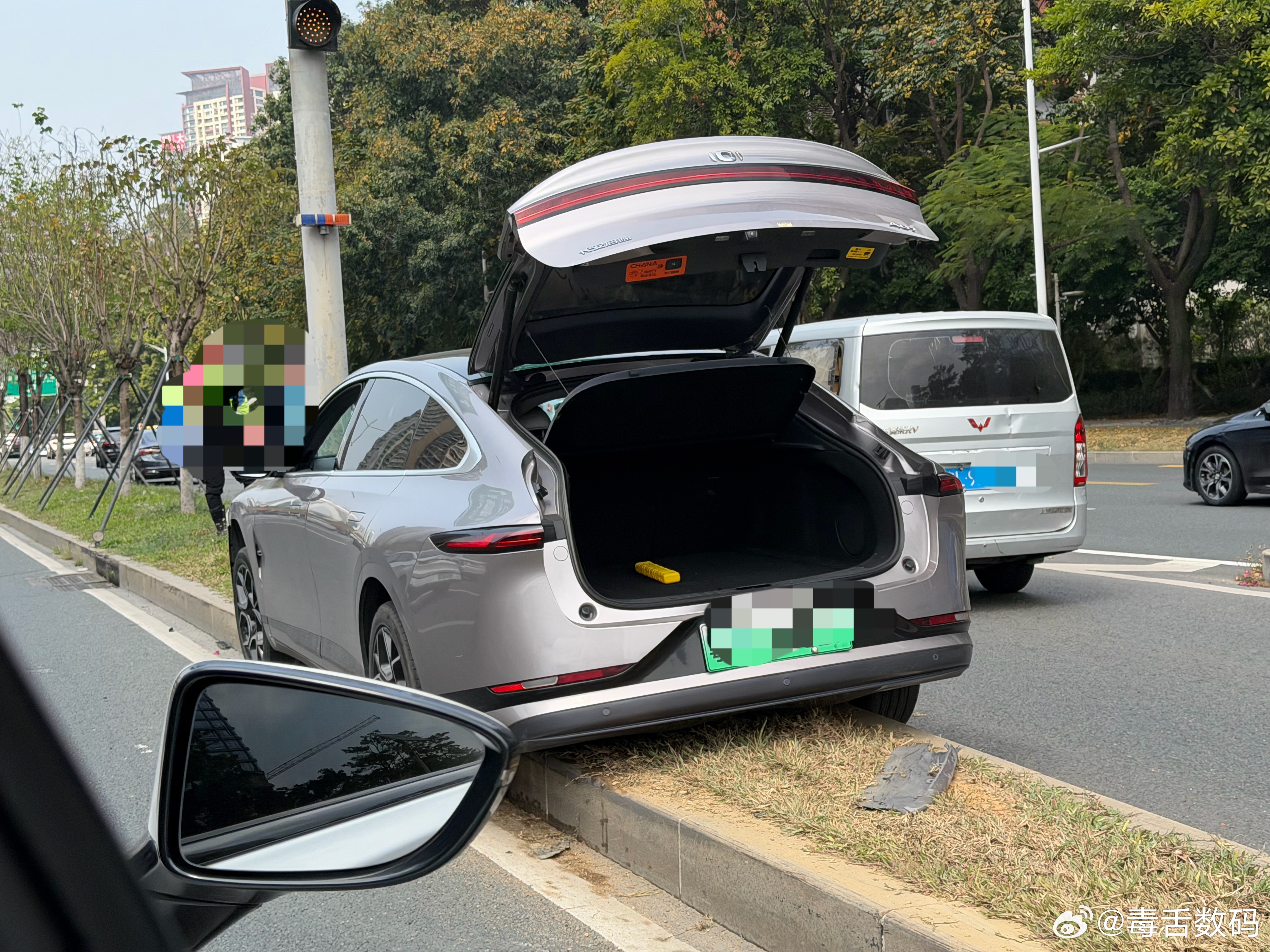 我去，这是怎么开上去的，直直骑上去，没有碰撞