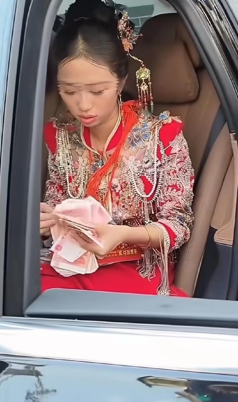 现场数钱也太难看了吧？
小时候跟老舅去猪仔交易市场，看到的就是这情况，卖猪人点完