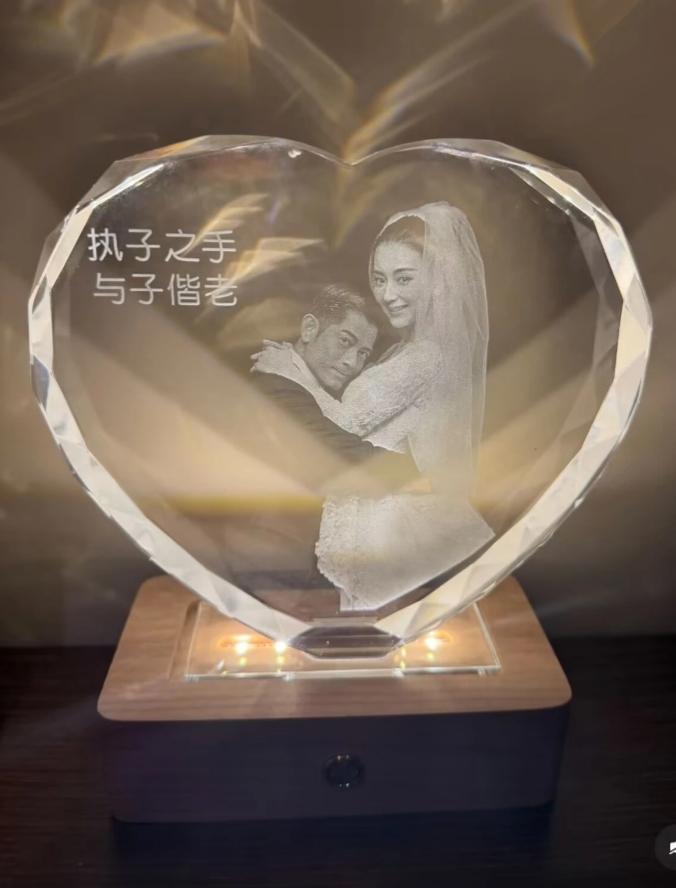 2026年4月18日，郭富城和方媛结婚九周年，二人晒出庆祝动态，其中的水晶摆件火