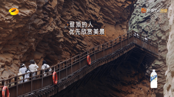 姐姐们的爬山趣事不断！叶童精力充沛一马当先，展现超强体力。蒋一侨累到不行，开启“