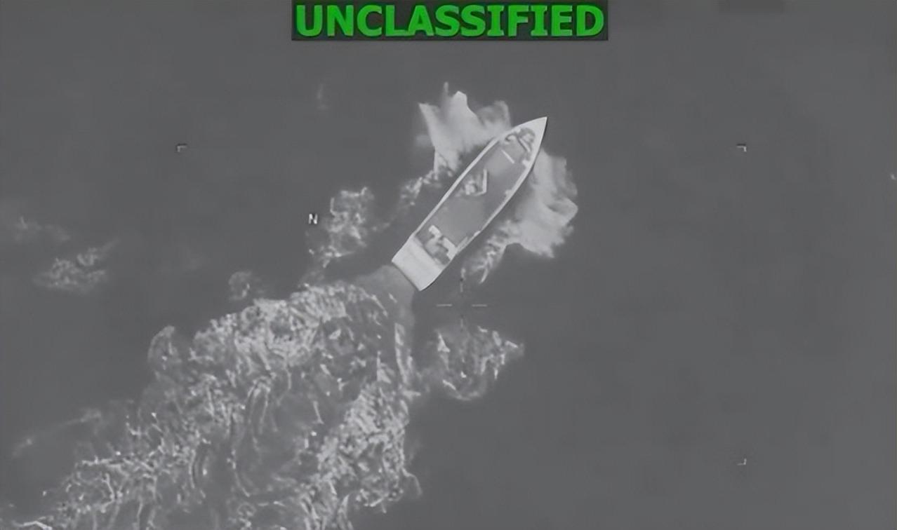 美军开着军舰，对着海上的船砰砰砰开了火。据美国媒体报道，至少向68艘船只发动攻击